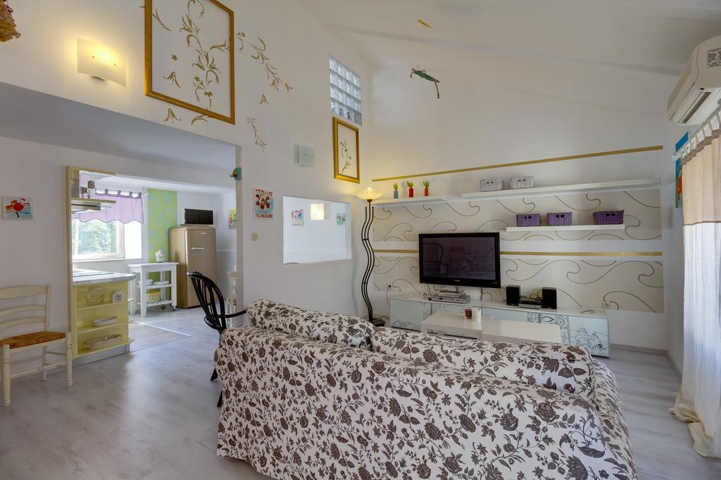 Apartments Mandarina Mali Losinj Exterior photo